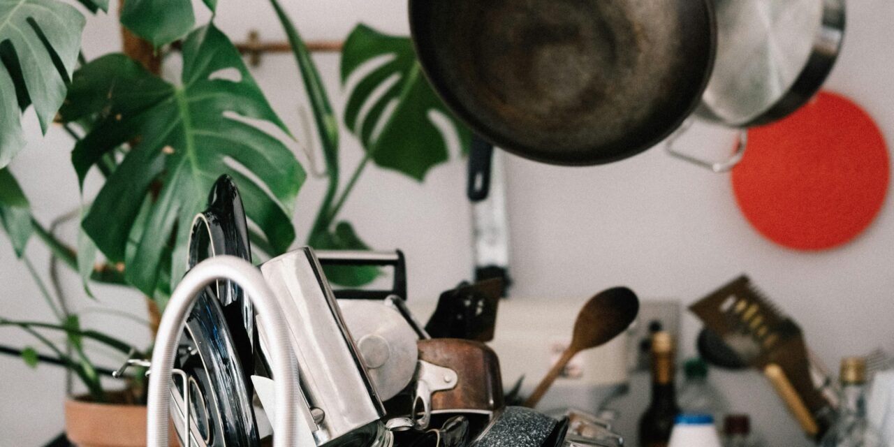 Coated vs. Uncoated Pans: Which Cooking Option is Healthier for Your Teeth?