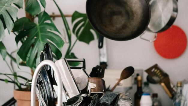 Coated vs. Uncoated Pans: Which Cooking Option is Healthier for Your Teeth?