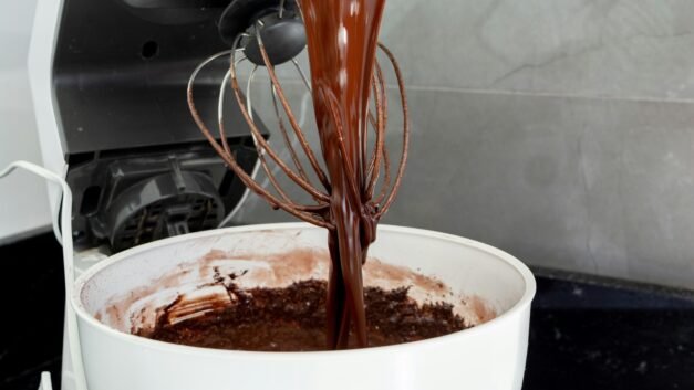 Stand Mixer vs. High-Performance Blender: Which Tool Is Essential for Your Kitchen?