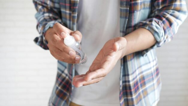 What to consider when buying antibacterial cleaners ?