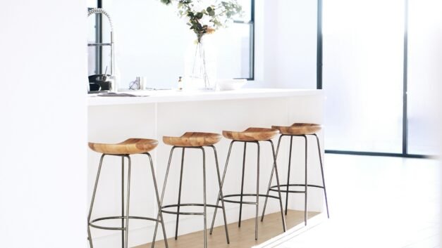 Timeless Dining: Choosing Between Modern and Classic Kitchen Furniture Styles
